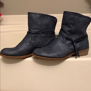 Comfortable boots with tassel detail